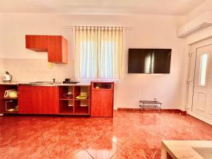 cocina con armarios de madera y encimera en Spacious apartment in Poreč 1 bedroom en Poreč