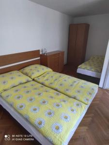 Cama o camas de una habitación en Apartmán Dvůr Králové