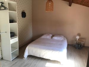 sypialnia z łóżkiem i półką na książki w obiekcie Maison 3 chambres - Chez Florence w mieście Yzeure
