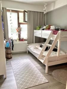 1 Schlafzimmer mit 2 Etagenbetten und einem Fenster in der Unterkunft Kolmio luhtitalossa in Savonlinna