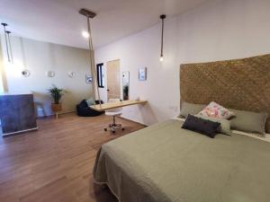 a bedroom with a bed and a desk in a room at MaaR Estudio 7, a 2 cuadras del Malecón de La Paz in La Paz