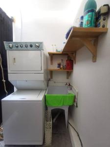 Kuchyň nebo kuchyňský kout v ubytování MaaR Estudio 7, a 2 cuadras del Malecón de La Paz