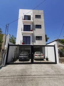 a building with a car parked in front of it at MaaR Estudio 7, a 2 cuadras del Malecón de La Paz in La Paz