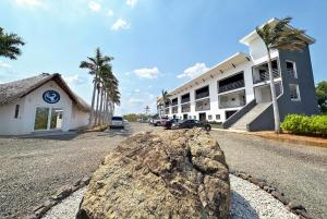 Un grand rocher sur la rue en face d'un bâtiment dans l'établissement Surf Ranch Resort - Popoyo, à Popoyo