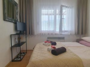 una camera d'albergo con due letti e asciugamani di Apartman Relax Čelebići a Konjic