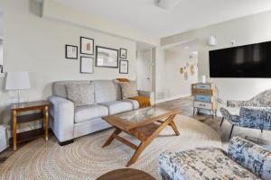 uma sala de estar com um sofá e uma mesa em 3BR Bright Mountain View Condo at Blue on Monterra em Blue Mountains