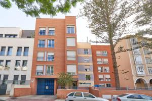 ein Apartmenthaus mit davor geparkt in der Unterkunft Gibralfaro Malaga centro in Málaga