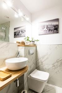 Un baño blanco con lavabo e inodoro. en Willa Jasinek, en Zakopane 40 fotos más