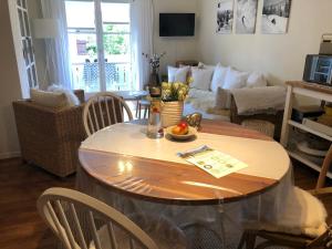 uma sala de estar com uma mesa e um sofá em Ferienwohnung Lisi Hartmann em Blaichach