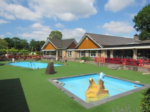 Bazén v ubytování HderH - Eco Lodge op vakantiepark De IJsvogel, zwembaden, kids fun, natuur en rust nebo v jeho okolí