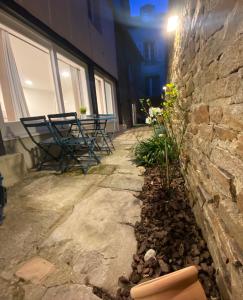 Patio alebo iná vonkajšia časť ubytovania Ty Guenhaël petite maisonnette avec extérieur intra-muros proche port de Vannes