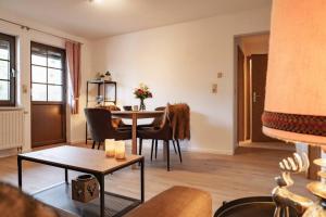 Posezení v ubytování Das Waldseechalet Märchenhafter Waldseeblick - moderne Wohnung mit Infrarotsauna + 23 fotografií