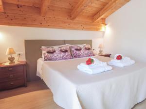 Un dormitorio con una cama blanca con toallas. en Villa Marianna, en Alghero