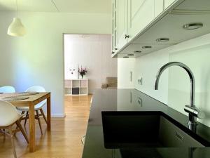 Η κουζίνα ή μικρή κουζίνα στο 2 br apartment w/ balcony, wifi, parking