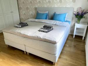 Una gran cama blanca con almohadas azules. en 2 br apartment w/ balcony, wifi, parking, en Espoo