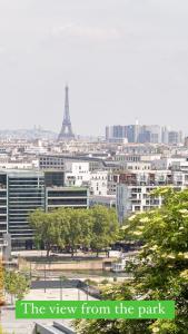 uitzicht op het park met de eiffeltoren bij Amazing apartment in a park overlooking Paris in Meudon