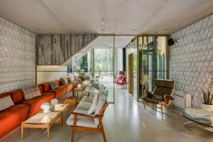 un salon avec un canapé et des chaises dans l'établissement Hotel Tipografia do Conto by Casa do Conto, à Porto
