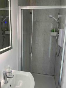 bagno con doccia, lavandino e doccia di ROOMZ TOWNHOUSE NO 20 a Portaferry