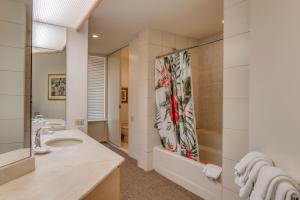ein Badezimmer mit einem Waschbecken, einer Badewanne und einer Dusche in der Unterkunft Palms at Wailea in Wailea