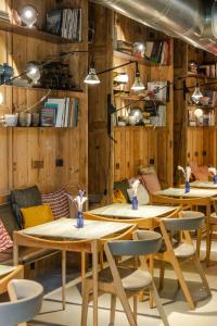 een kamer met houten muren en tafels en stoelen bij Hotel Tipografia do Conto by Casa do Conto in Porto