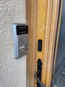 une porte avec un coffre-fort et une télécommande dans l'établissement Appartement cosy face à la basilique Saint Remi, à Reims