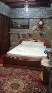 1 dormitorio con 1 cama grande en una habitación en Karafil Guesthouse, en Gjirokastra