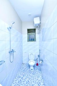 een badkamer met een toilet en een douche bij Peace of Mind Suites in Entebbe