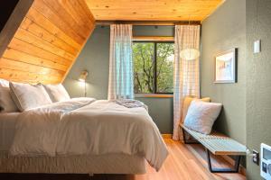 Un dormitorio con una cama grande y una ventana. en The Wildhood Cabin at Mt Hood, en Rhododendron