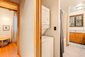 baño con lavadora y secadora en una casa en The Wildhood Cabin at Mt Hood, en Rhododendron 22 fotos más