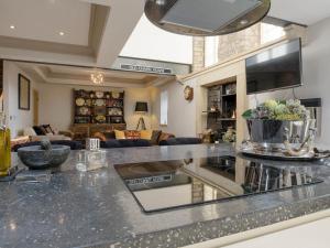 cocina con encimera en la sala de estar en Old Chapel House, en Barnoldswick