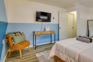een slaapkamer met een bed, een bureau en een stoel bij Marlboro Vacation Rental with Fire Pit and Yard! in Marlboro