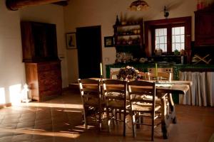 Una mesa de comedor y sillas en una cocina. en VILLA PRATO AMATO, en Monte Maggiore