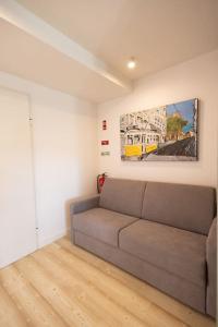 un soggiorno con divano e un dipinto sul muro di Superb Central Lisbon Apartment a Lisbona