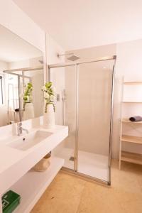 W łazience znajduje się szklana kabina prysznicowa i umywalka. w obiekcie Superb Central Lisbon Apartment w Lizbonie