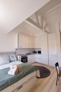 ein Schlafzimmer mit einem Bett mit Handtüchern darauf in der Unterkunft Superb Central Lisbon Apartment in Lissabon