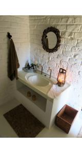 La salle de bains est pourvue d'un lavabo et d'un miroir. dans l'établissement Zeekoegat Country House BñB, à Vosburg