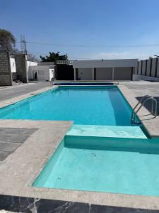 uma piscina no topo de um edifício em Casa Girasol em Oaxtepec