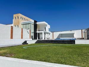 a house with a lawn in front of it at Casa Girasol in Oaxtepec