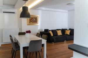 een woonkamer met een witte tafel en een bank bij Fantabulous Upper-Town Condo in Zagreb