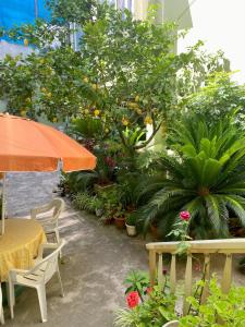 un patio con tavolo, sedie e piante di Aria House a Mondragone