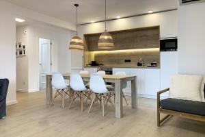 een keuken en eetkamer met een tafel en stoelen bij Apartamento de 3 habitaciones a 100 m de la playa del Arenal, Javea in Platja de l'Arenal