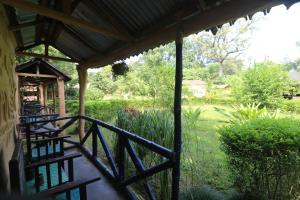 Aussicht von der Veranda eines Hauses in der Unterkunft Wild Planet Eco Retreat in Bhurkīā