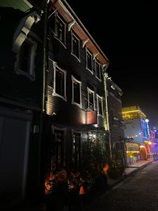 un edificio con luces de noche. en Ahmet Efendi Evi en Estambul
