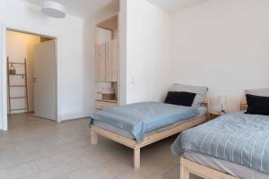 1 dormitorio con 2 camas individuales en una habitación en Ferienwohnung Fischer en Riedenburg