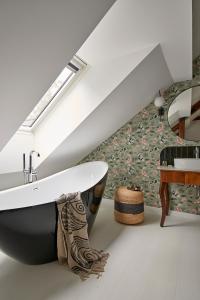 a bathroom with a sink and a bath tub at Villa Chez les Amis - Adults only in Balatonszepezd