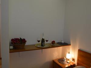 una habitación con una estantería con dos copas de vino en Bassanese Kastel en Kaštel