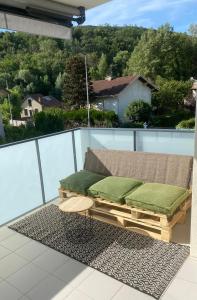 een bank op een balkon met uitzicht bij Résidence Neuve entre montagne et lac in Aix-les-Bains
