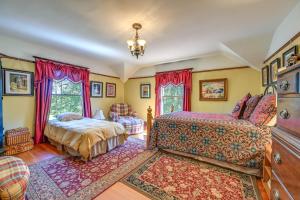 1 dormitorio con 2 camas y sofá en Historic Auburn House on 37 Acres with Private Lake!, en Auburn