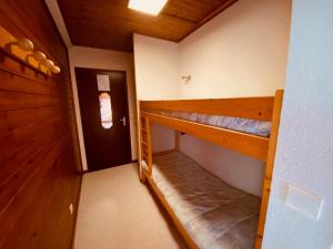 a room with two bunk beds in a house at Studio La Clusaz, 1 pièce, 4 personnes - FR-1-459-61 in La Clusaz
