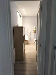 um corredor com um quarto com uma cómoda e um quarto com um hallwayngth em Vilar d'Aro Apartment em S'agaró